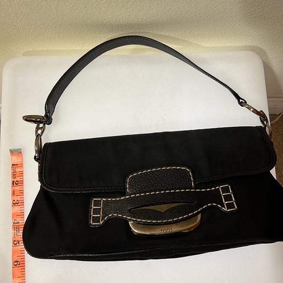 Tod’s black shoulder bag. - Picture 7 of 13